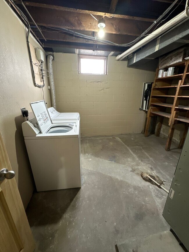 Building Photo - EZ - 202 Triplex