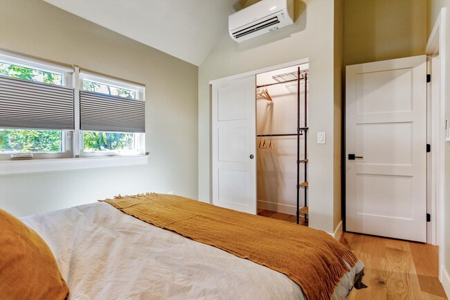 Building Photo - One Bedroom furnished ADU/apartment in The Highlands.