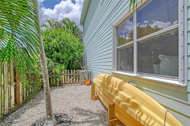 Building Photo - 1738 Siesta Dr