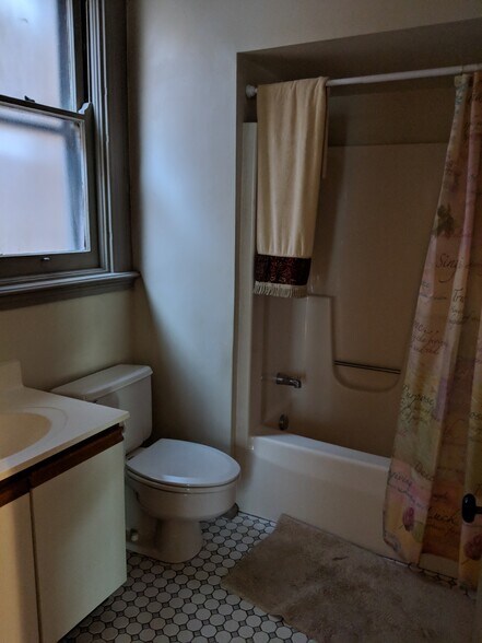 Full bath - 223 W 4th St