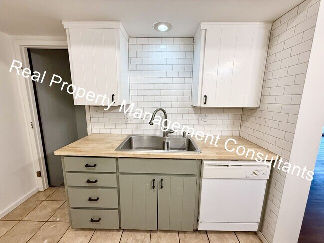 Building Photo - Move in Discount on 5-Bedroom Townhome