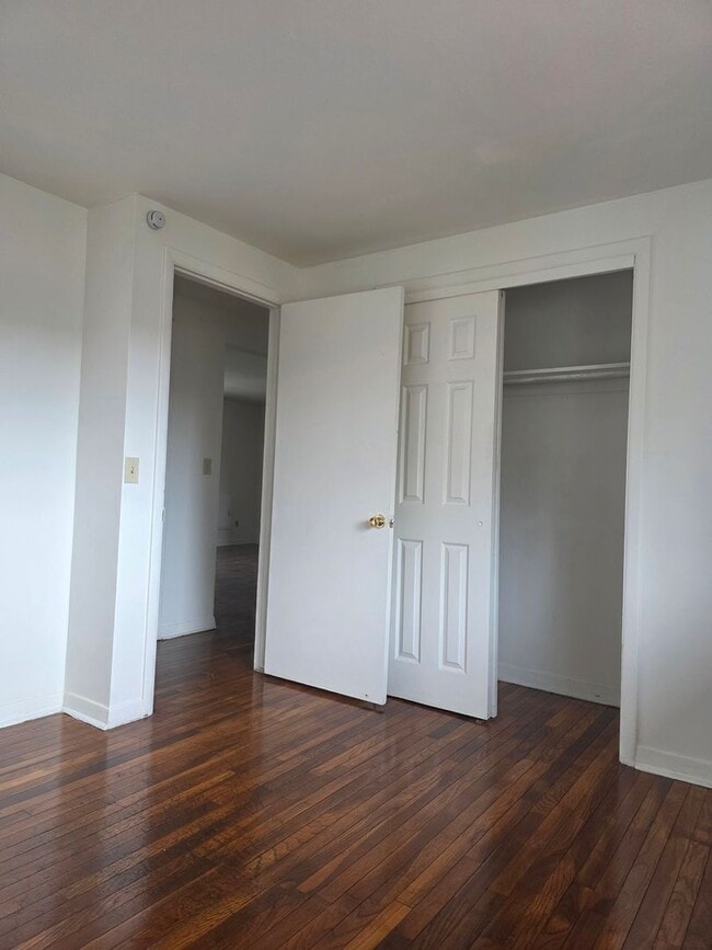 Building Photo - 2-bedroom upper