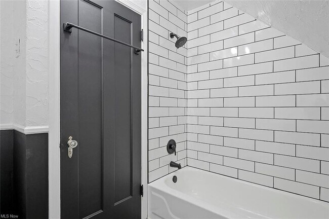 Building Photo - GORGEOUS Cleveland Hts Single Family - Ava...