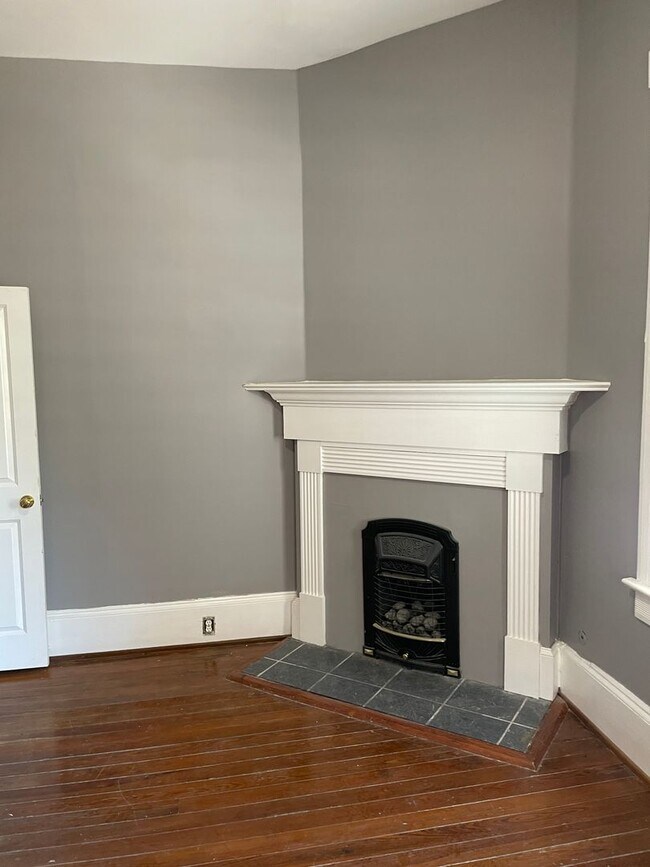 Building Photo - WALK TO STARLAND! APPLICATION PENDING