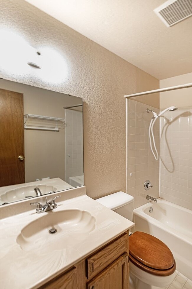 Building Photo - Super cute 2 bedroom townhouse!