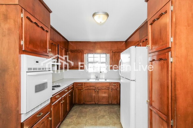 Building Photo - 820 Ridge Ln Dr