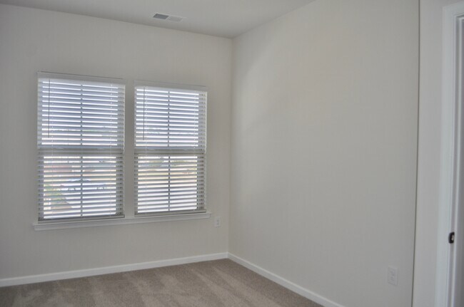 Building Photo - Beaver Creek Commons 3 Bed | 3.5 Bath Town...