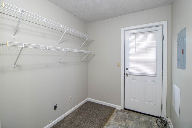 Building Photo - 17-417 Thompsonville Ln