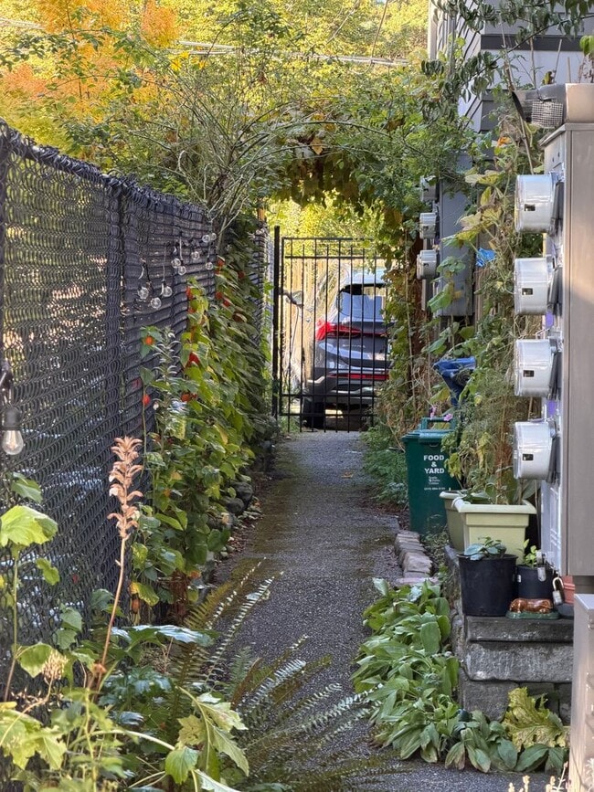 Building Photo - 3bd/3.5ba Townhouse on Capitol Hill