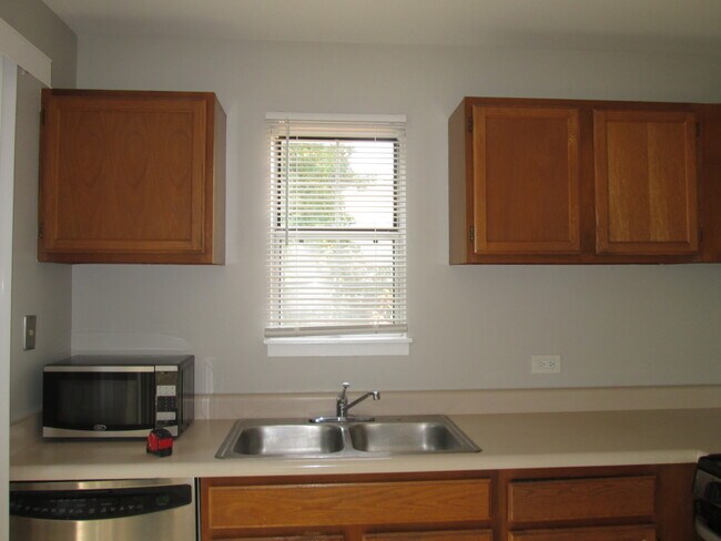 Building Photo - 557 E Shag Bark Ln