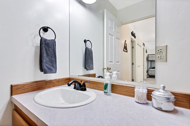 Building Photo - 1496 Pine Ridge Dr