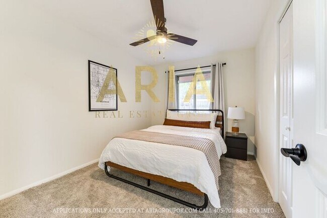 Building Photo - Unique 3 bed/2 bath Property with HUGE Bon...