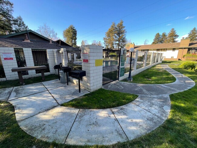 Building Photo - 2416 Shadow Ln