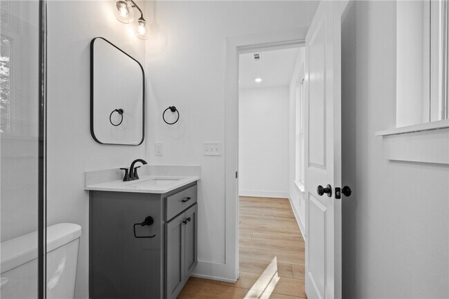 Building Photo - 588 N Willow Ave