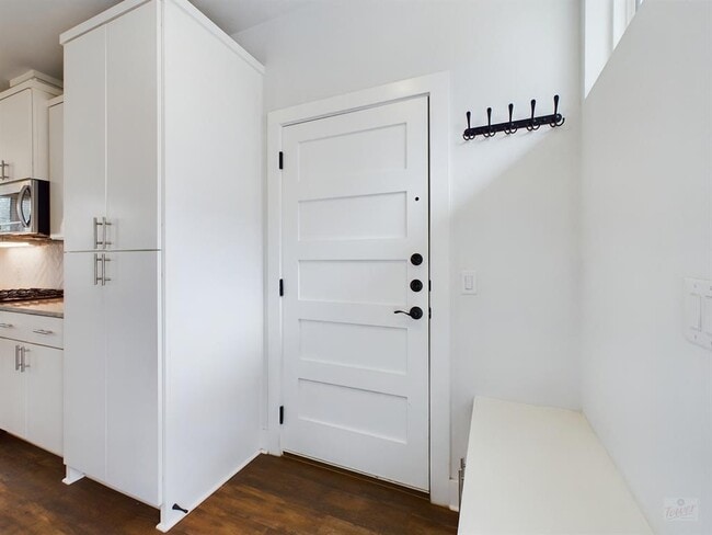 Building Photo - 1402 W 51st St