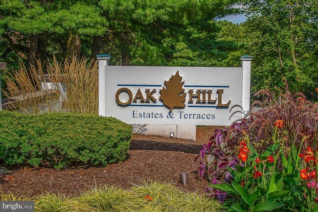 Building Photo - 1740 Oakwood Terrace