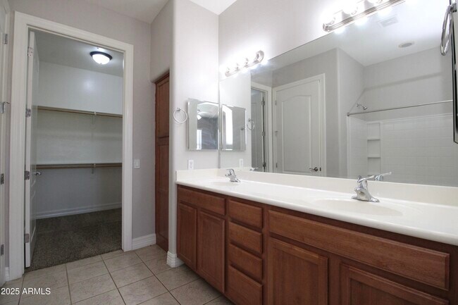 Building Photo - 1456 E 9th St