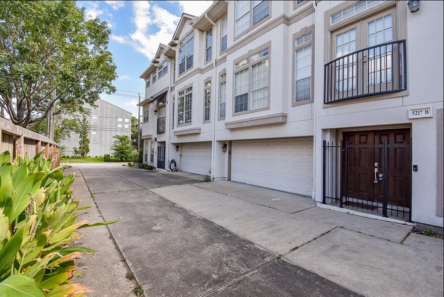 Building Photo - 5217 Blossom St