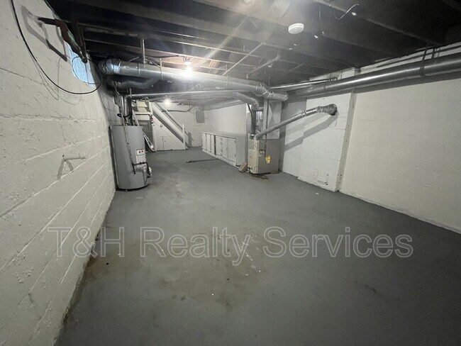 Building Photo - 5542 N College Ave