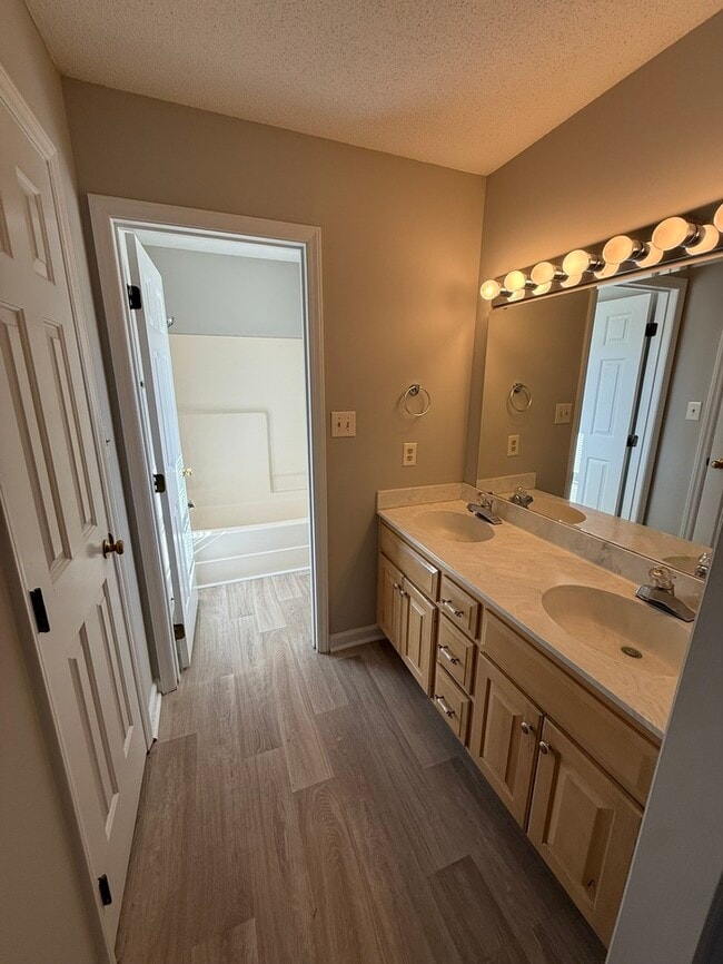 Building Photo - Beautiful Ranch style 3 Bed 2 Bath Home! Large Yard and 2 Car Garage!