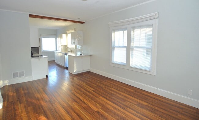 Building Photo - Spacious 4 Bed 2 Bath Home Lots of Storage