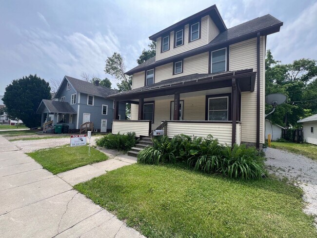 Building Photo - Over 2,000sf and 8 Bedrooms