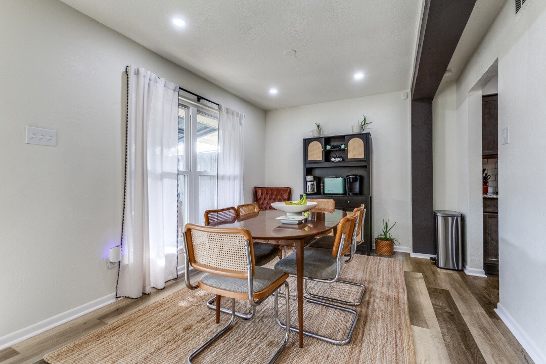 Building Photo - 4120 Towngate Blvd
