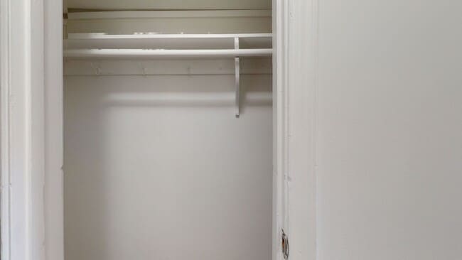 Building Photo - MacArthur Park One Bedroom W/Off Street Pa...
