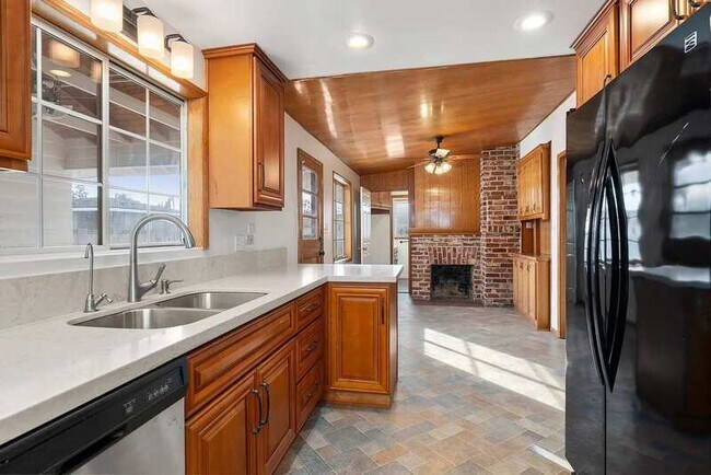 Building Photo - 590 N Cambridge St