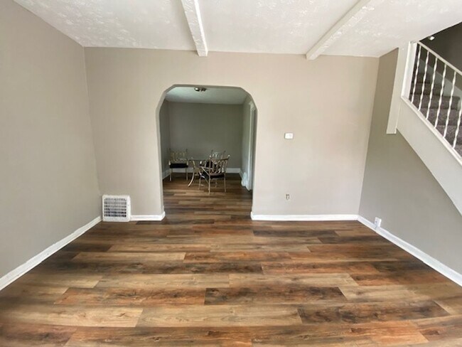 Building Photo - 2 WEEKS FREE RENT! Kenmore Charmer: 2 Bedr...