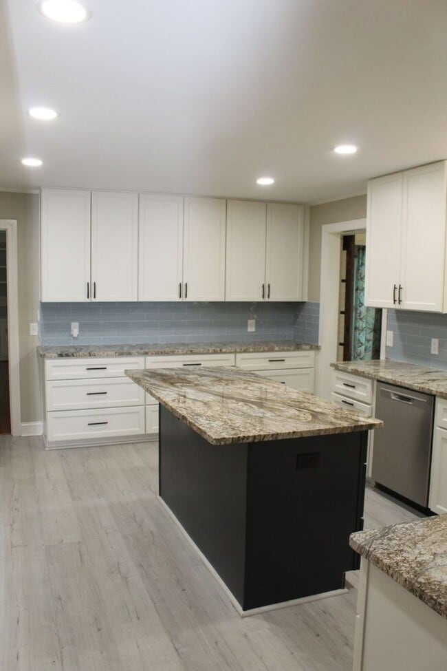Building Photo - Spacious 4-Bedroom Home in Desirable Walnu...