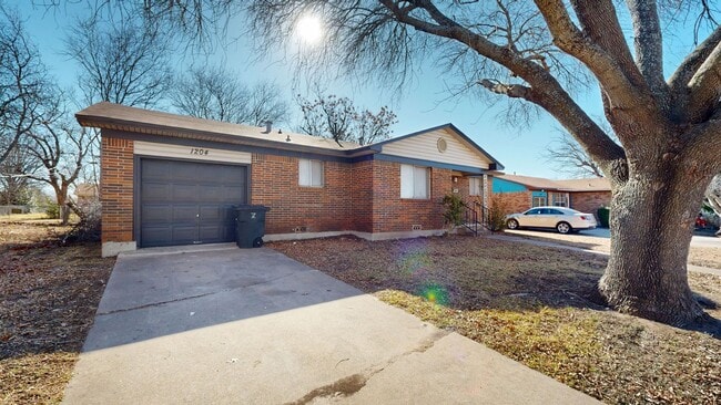 Building Photo - 2 WEEKS FREE!!! RENT REDUCED TO $1,195!!!