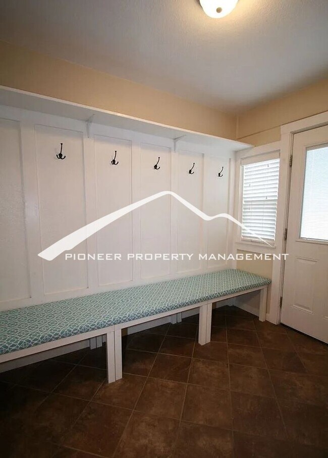 Building Photo - Adorable neighborhood, Updated Main-Level Living in Ivywild, 3BR/2BA, 1 Car Garage and Enclosed Yard