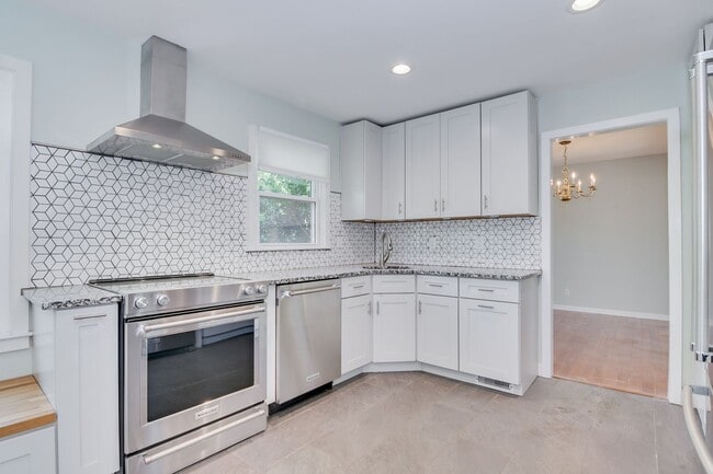 Building Photo - Great Location 4 Bedroom