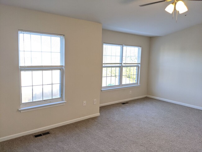 Building Photo - Recently renovated townhome in Ballenger C...