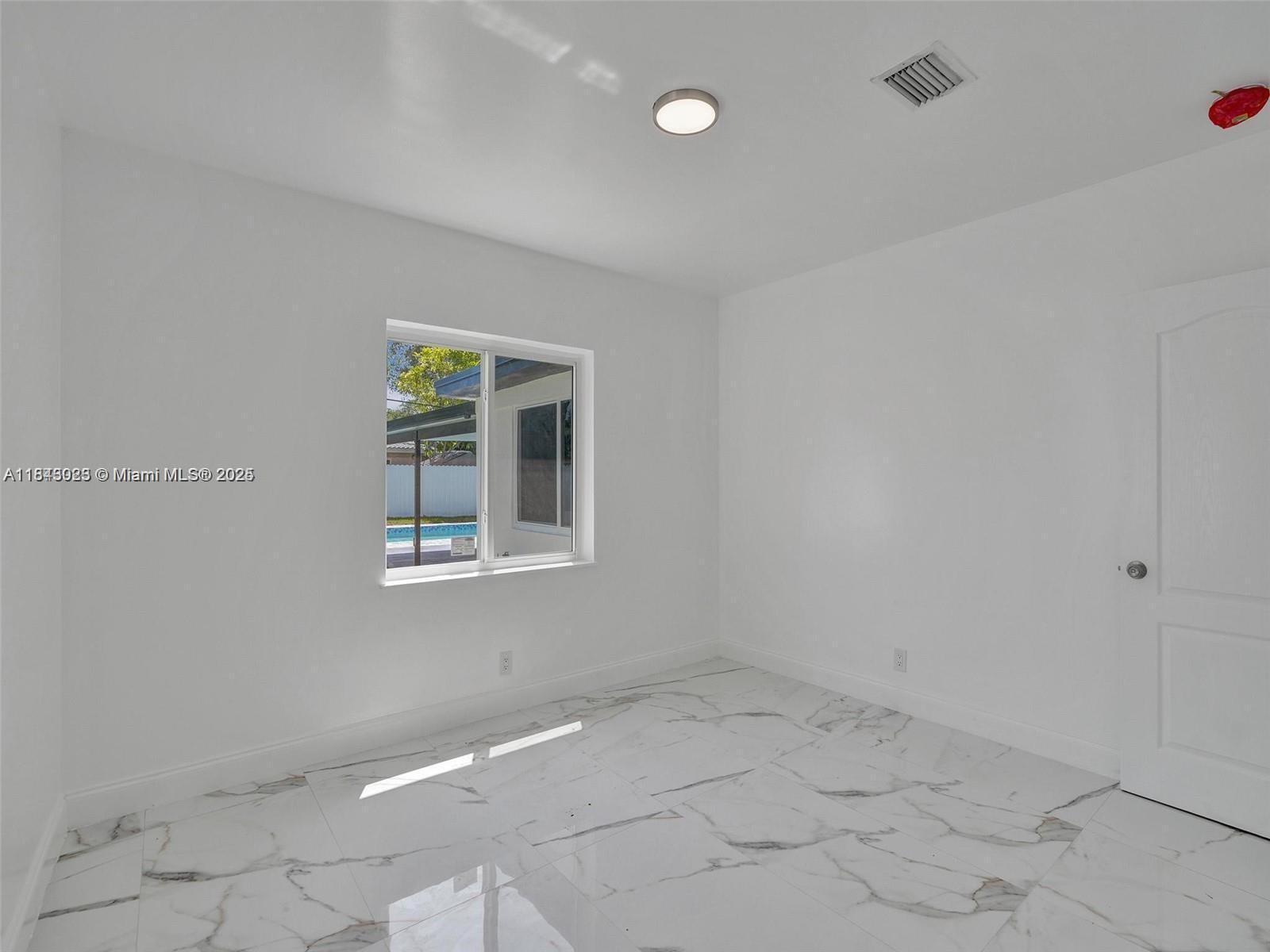 Building Photo - 11011 NE 9th Ct