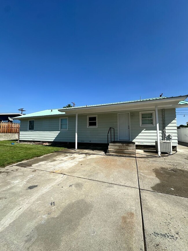 Building Photo - 3 Bedroom 1 Bath home * Owner Updates $600 OFF FIRST MONTHS RENT