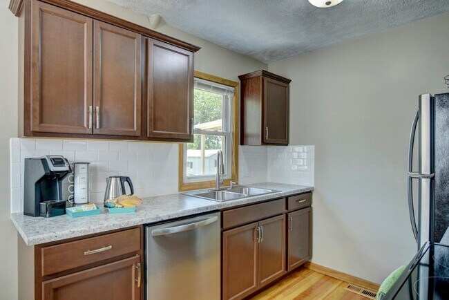 Building Photo - 2 Bedroom in Aksarben