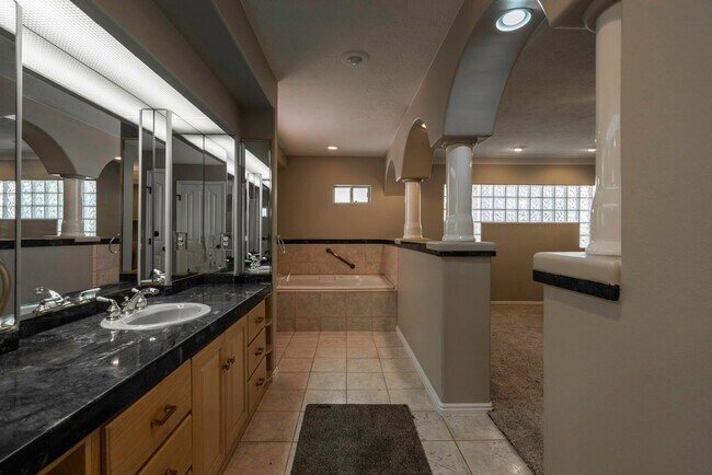 Building Photo - Spacious 6 Bedroom Home with a Balcony!