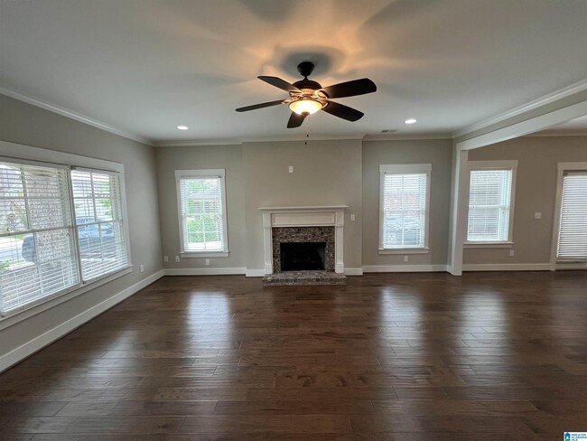 Building Photo - 5849 Longview Ln