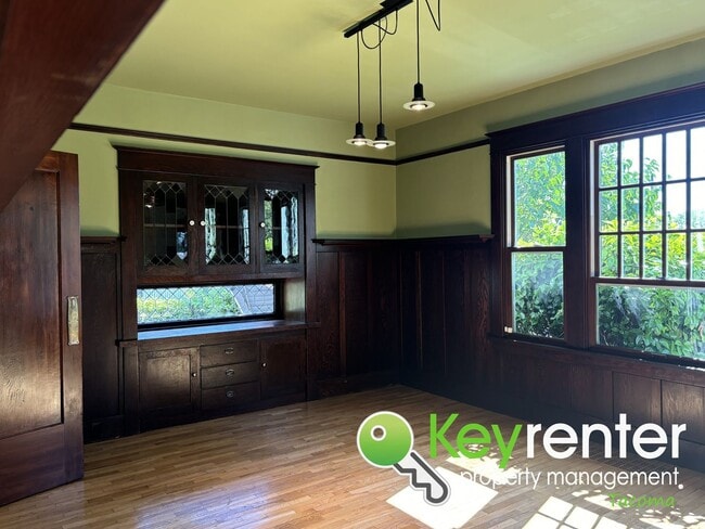 Building Photo - One of a Kind Craftsman House in Tacoma!