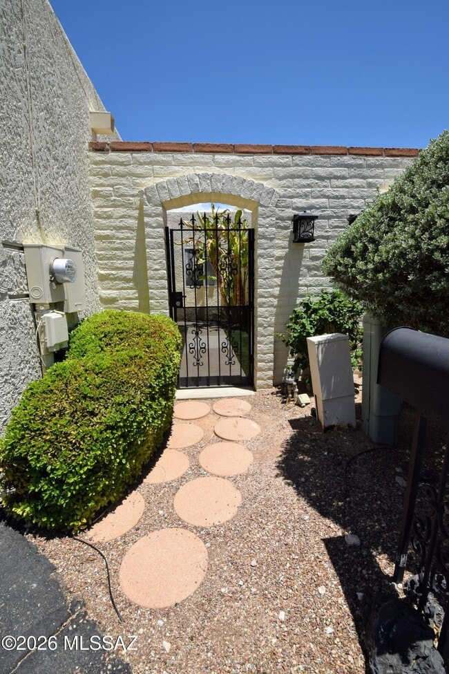 Building Photo - 814 N Crescent Ln