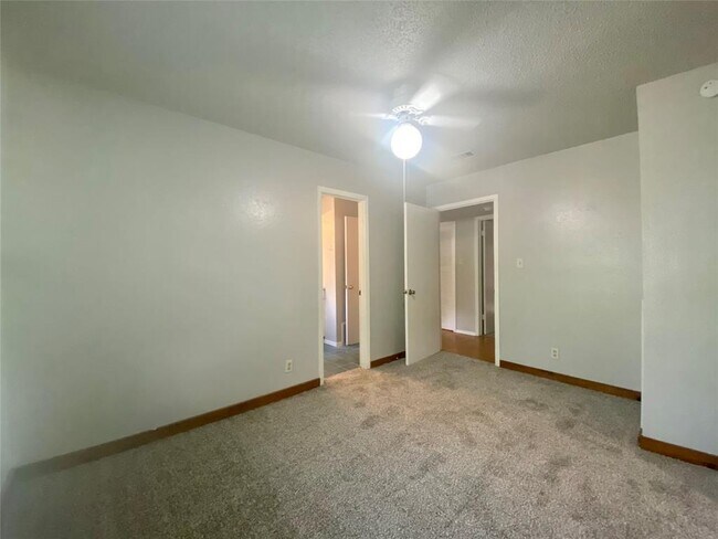 Building Photo - 1609 W 11th St
