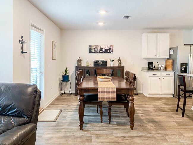 Building Photo - 5601 Guinevere Ln