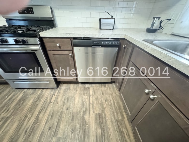 Building Photo - 1032 Logan St SE