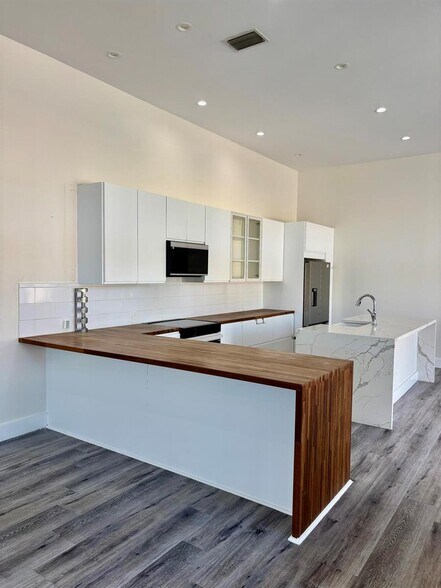 Building Photo - 5865 NW 125th Ave