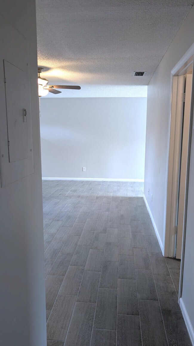 Building Photo - 9216 E Highland Pines Blvd