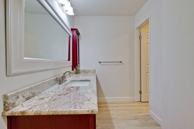 Building Photo - Beautiful 2BR 2BA downstairs condo in Moun...