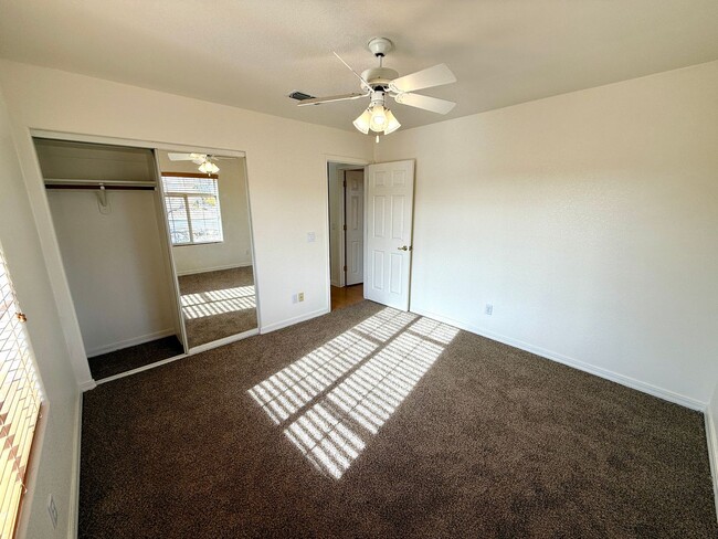 Building Photo - Spacious 3 Bedroom Home in Kingman Foothil...