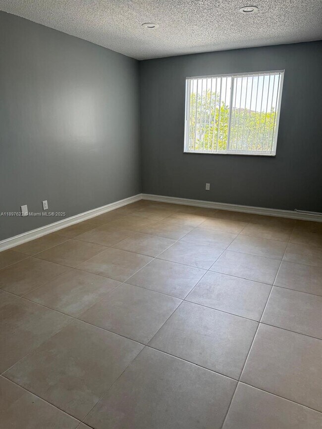 Building Photo - 450 S Park Rd